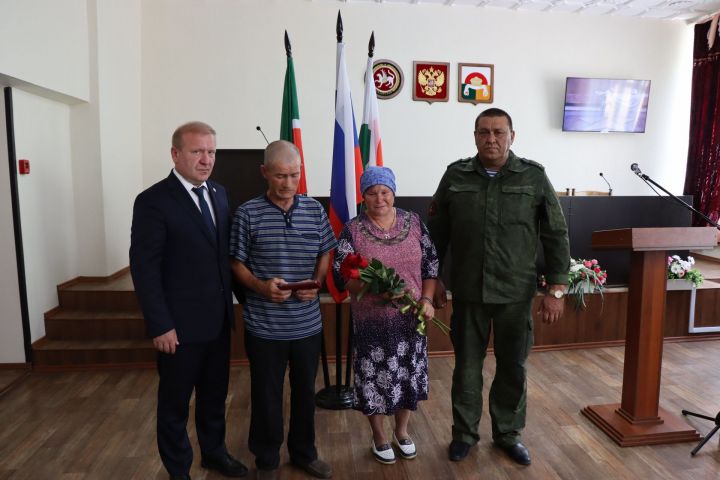 В Дрожжановском районе вручили орден Мужества родителям погибшего солдата