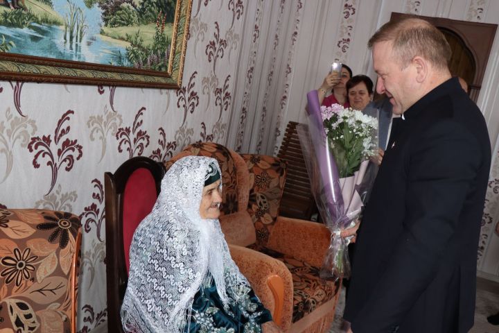 Глава Дрожжановского района РТ поздравил долгожительницу Ханию Яхиеву с 90-летием