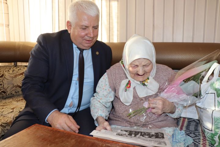 102-летняя Мария Петровна Шуркина из Дрожжановского района РТ читает газету, смотрит телевизор