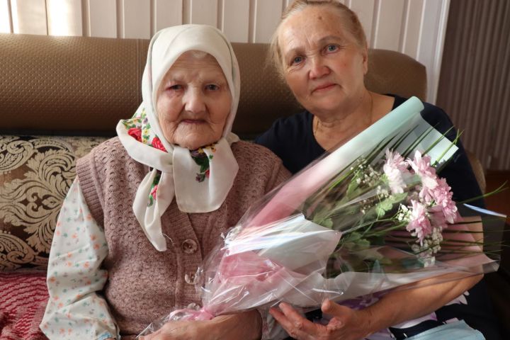 102-летняя Мария Петровна Шуркина из Дрожжановского района РТ читает газету, смотрит телевизор