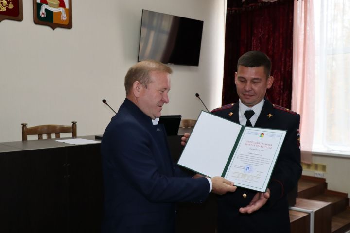 Деловой понедельник в администрации Дрожжановского района РТ начался с награждений