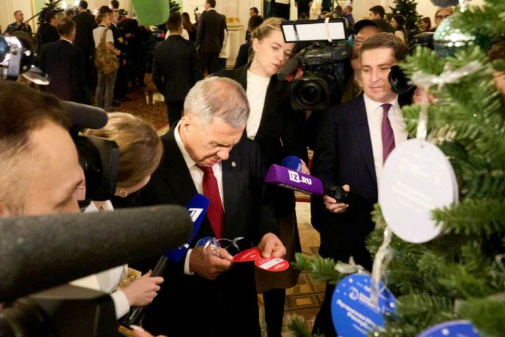 Рустам Минниханов принял участие во Всероссийской благотворительной акции «Елка желаний»