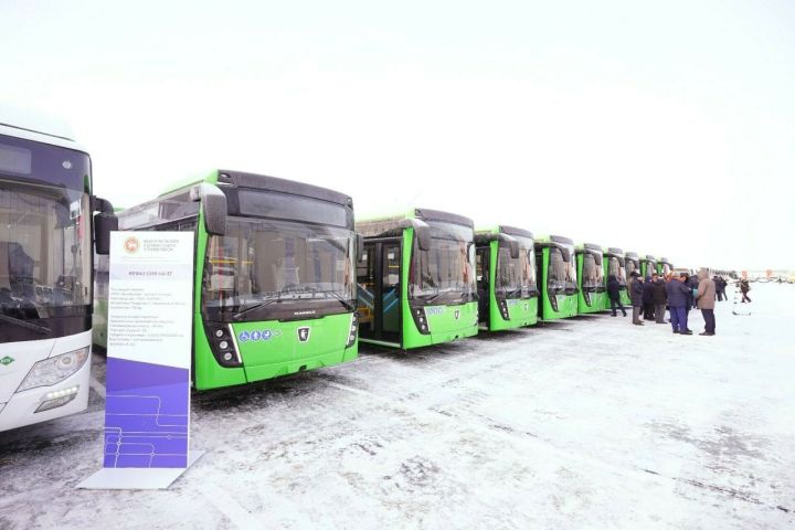Раис Татарстана Рустам Минниханов вручил муниципалитетам республики 40 пассажирских автобусов