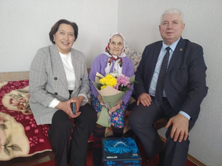 В Дрожжановском районе РТ труженницу тыла поздравили с 95-летием