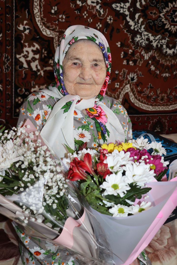 Югары Каракитә авылында яшәүче Бибихасәнә әби Санатуллова 95 яшен билгеләде