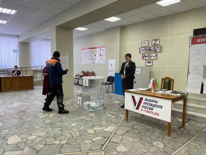 Глава Дрожжановского района РТ Марат Гафаров посетил избирательные участки муниципалитета