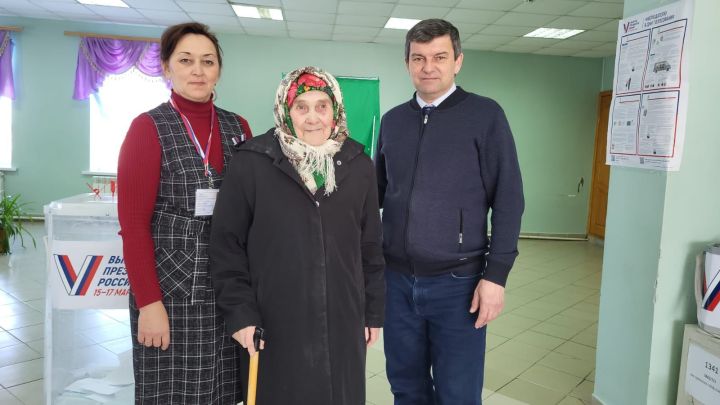 94-летняя Равза апа Хуснутдинова из Дрожжановского района самостоятельно пришла на избирательный участок