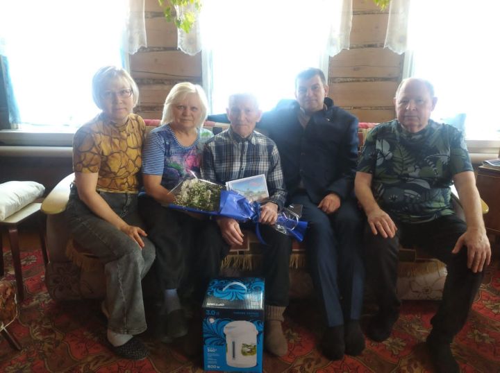 95-летний долгожитель из Дрожжановского района РТ держит кроликов, кур