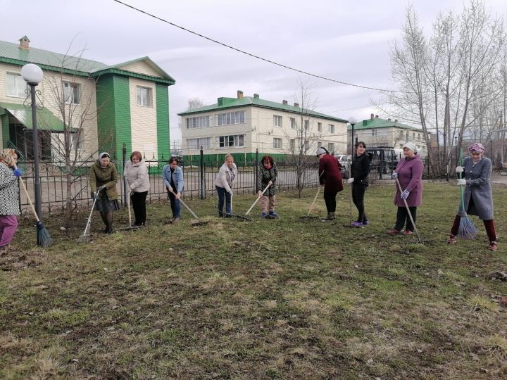 Дрожжановцы вышли на первый весенний субботник