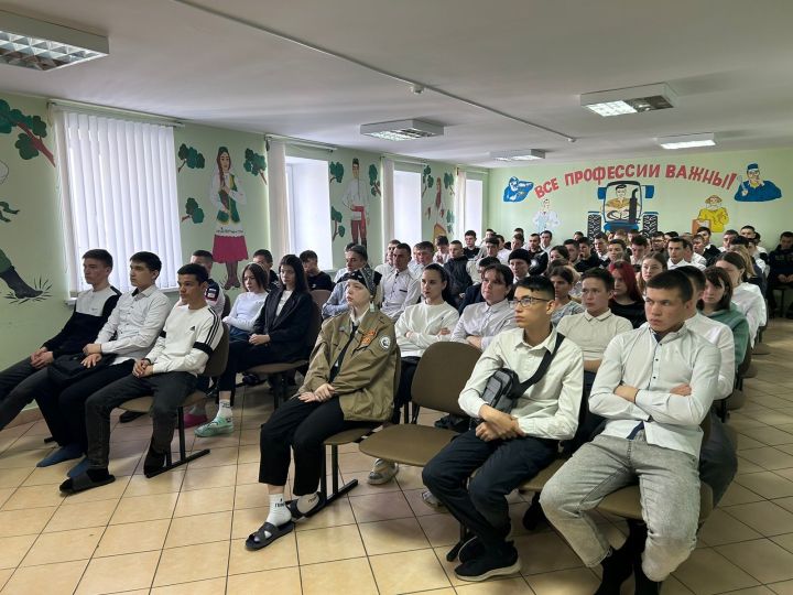 Представитель Казанского авиационного завода им. С. П. Горбунова встретился со студентами и учащимися Дрожжановского района РТ