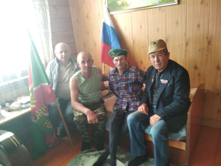 В Дрожжановском районе РТ поздравили воина-афганца с Днём пограничных войск