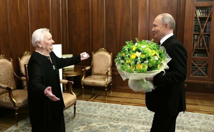 Президент после инаугурации провел трогательную встречу с своей школьной учительницей