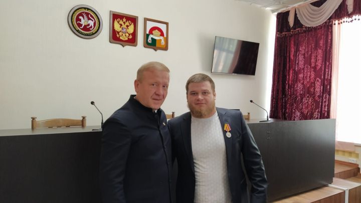 Глава Дрожжановского района РТ Марат Гафаров вручил награды за заслуги