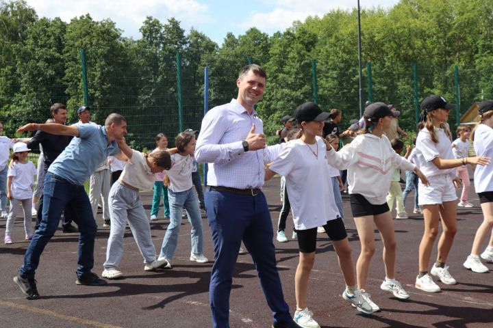«Время Первых»: яркое открытие второй летней смены в лагере «Чайка»