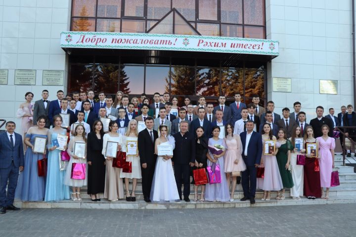 Красивые платья, улыбки и немного слёз: Выпускной бал прошёл в Дрожжановском районе РТ