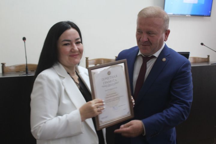 Глава Дрожжановского района РТ Марат Гафаров вручил награды ко Дню строителя