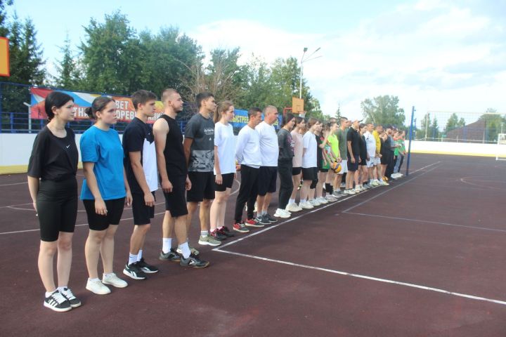 В Дрожжаном, в рамках Всероссийского Дня физкультурника, прошел турнир по волейболу