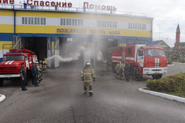 Пожарные ПСЧ-114 Дрожжановского района РТ облили коллегу водой