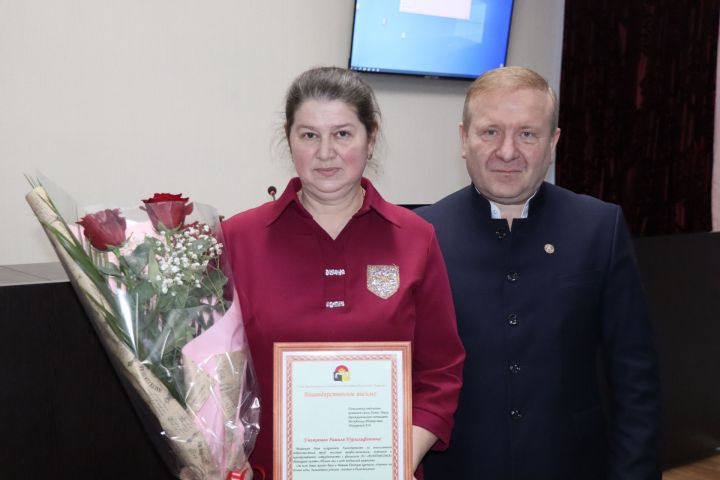 Первый деловой понедельник с руководителями в 2025 году начался с поздравлений