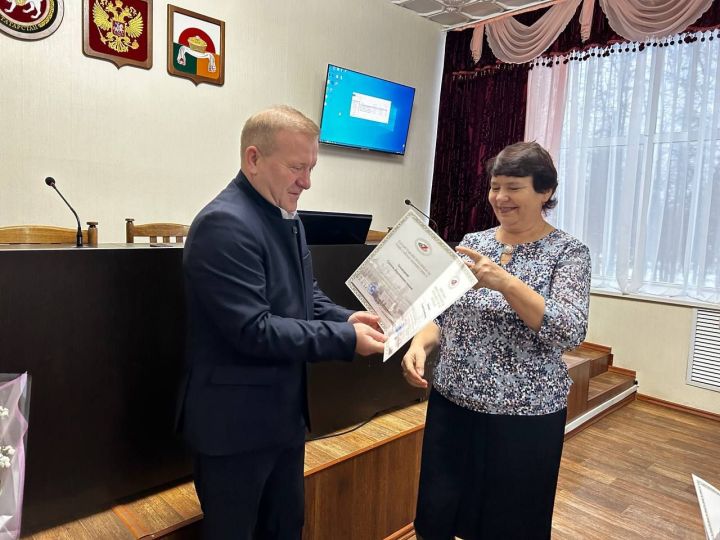 На деловом понедельнике глава Дрожжановского района РТ вручил награды