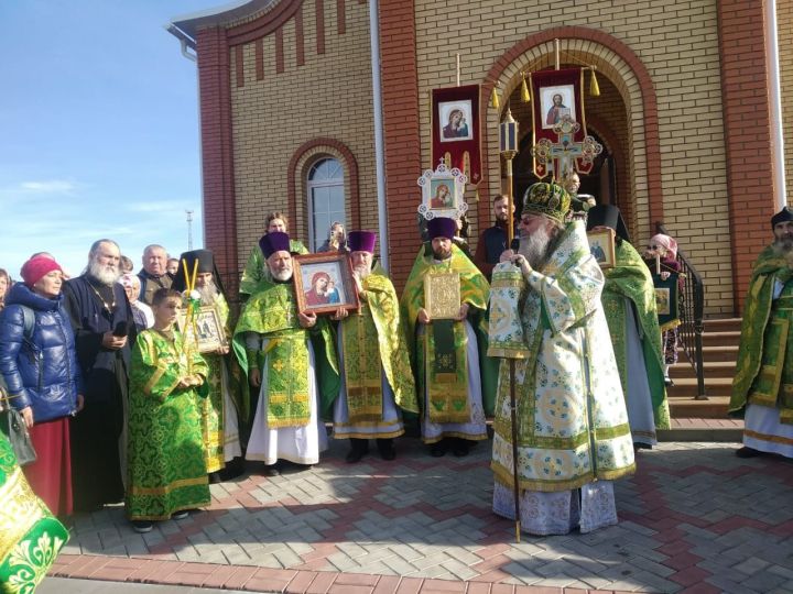Митрополит Кирилл провёл божественную литургию в Дрожжановском храме
