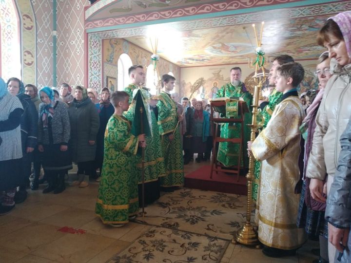 Митрополит Кирилл провёл божественную литургию в Дрожжановском храме