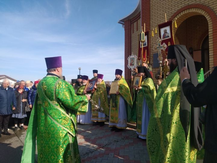 Митрополит Кирилл провёл божественную литургию в Дрожжановском храме