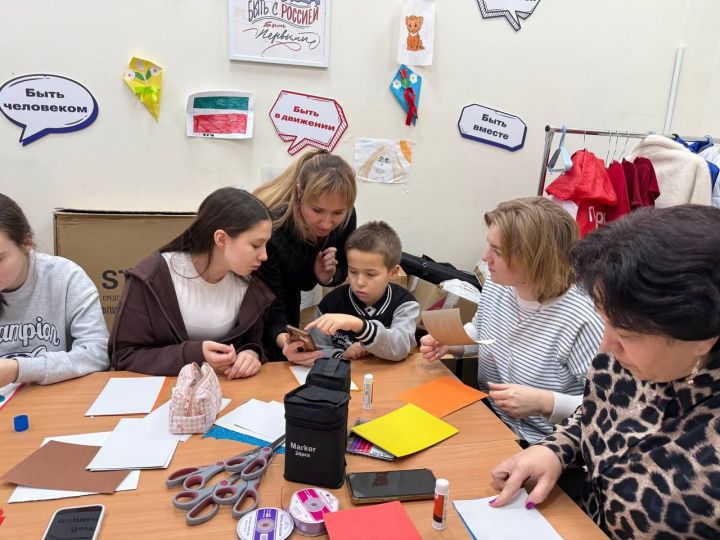 Активисты «Движения Первых» Дрожжановского района приготовили поздравления для сотрудников экстренных служб