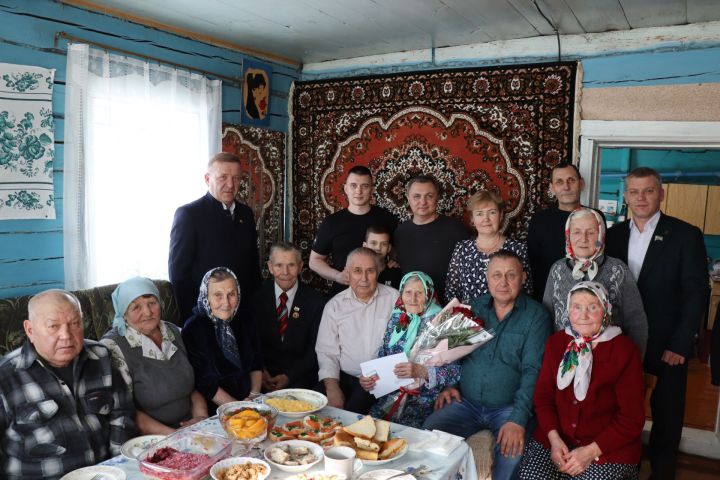 С 95-летним юбилеем поздравили труженицу тыла Дрожжановского района Елену Васильевну Долгову