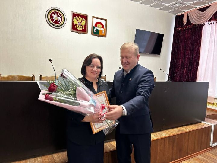 Глава Дрожжановского района РТ Марат Гафаров вручил награду ведущему специалисту прокуратуры
