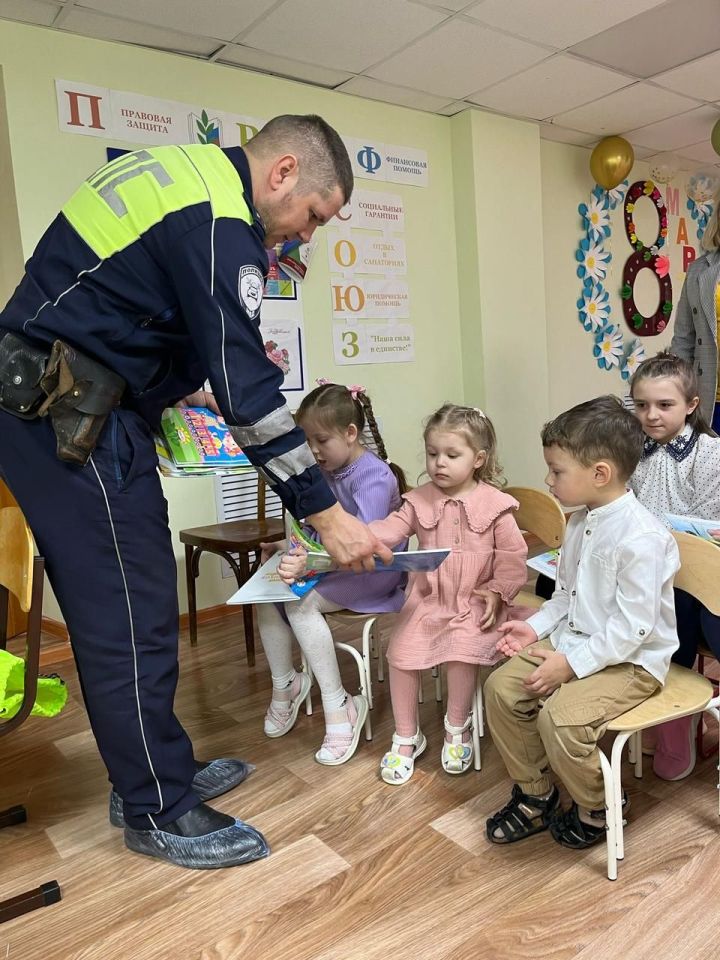 Автоинспекторлар балалар янында