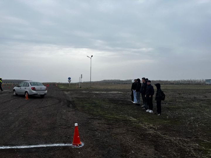 В Дрожжановском техникуме прошел конкурс по автомногоборью среди студентов