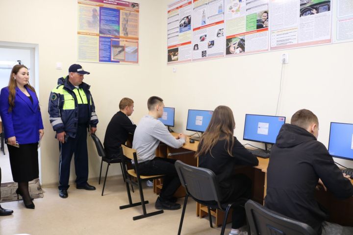 Автомногоборье в Дрожжановском техникуме: знатоки ПДД и мастера руля вышли в республиканский этап