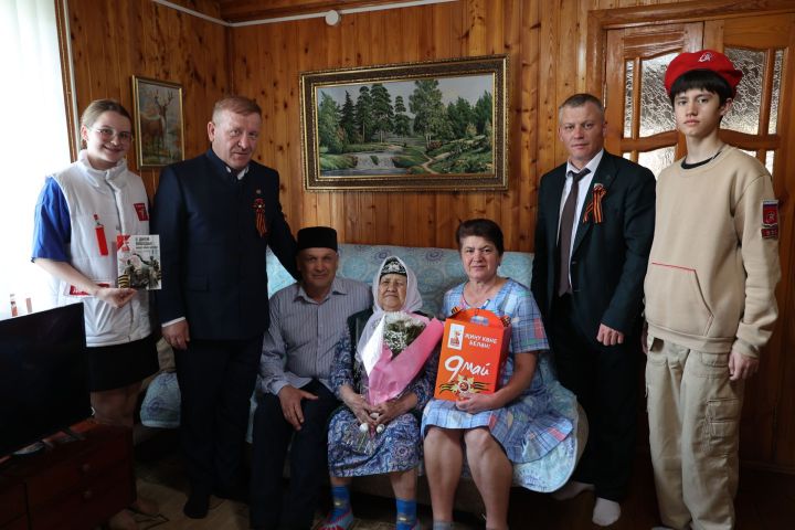 В преддверии дня Победы глава Дрожжановского района РТ посетил тружеников тыла