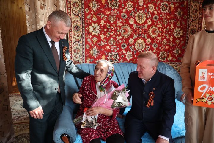 В преддверии дня Победы глава Дрожжановского района РТ посетил тружеников тыла