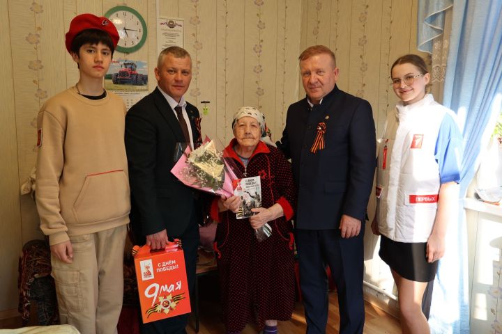 В преддверии дня Победы глава Дрожжановского района РТ посетил тружеников тыла