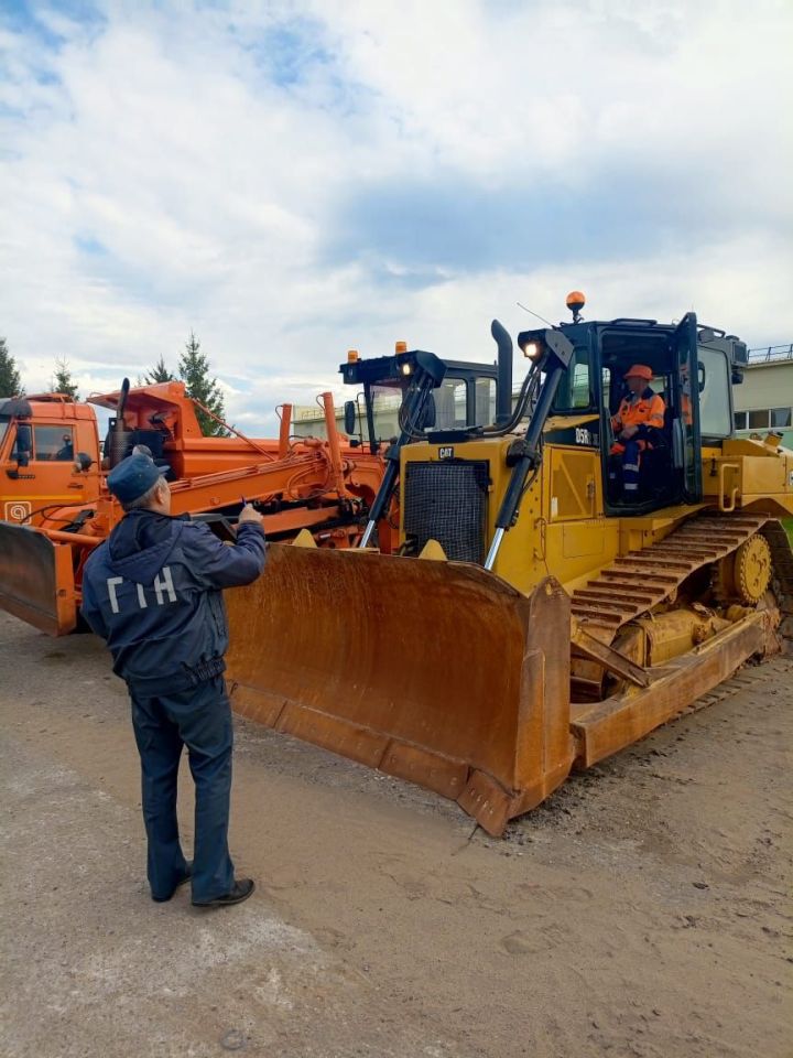 В ДРСУ «Дрожжановский» Буинского филиала АО «Тататавтодор» прошел технический осмотр дорожно-строительной техники