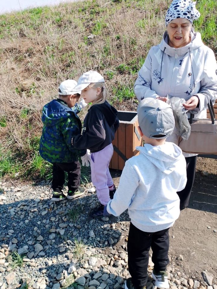 «Зелёный флаг» в действии: в Дрожжановском районе РТ дети и ветераны вышли на очистку пруда