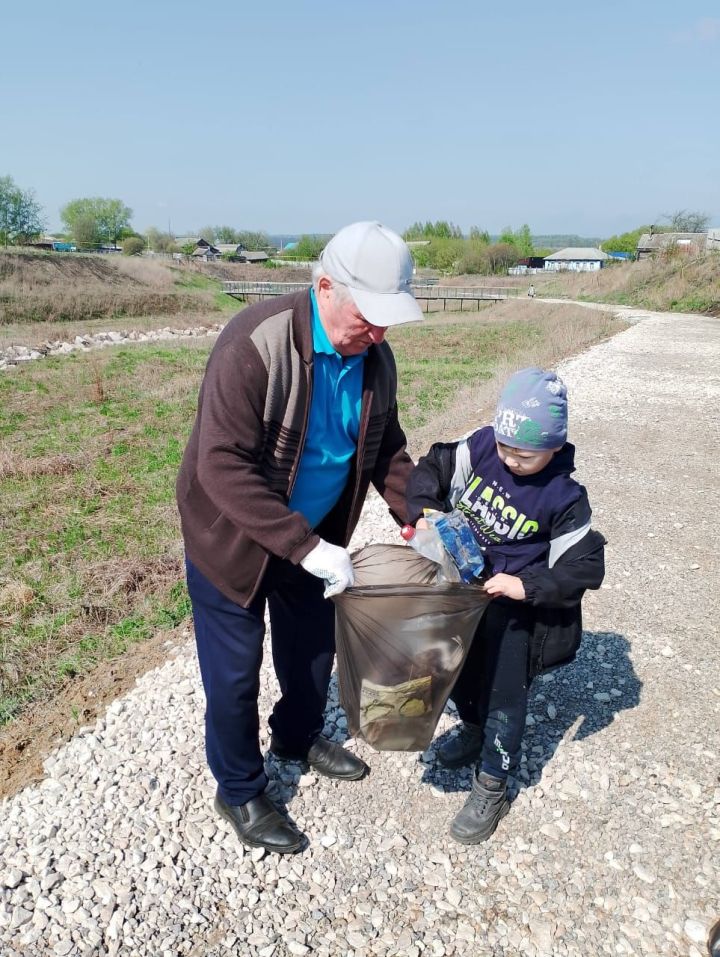 «Зелёный флаг» в действии: в Дрожжановском районе РТ дети и ветераны вышли на очистку пруда