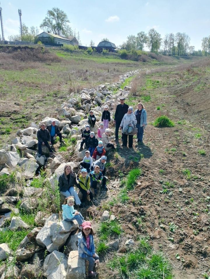 «Зелёный флаг» в действии: в Дрожжановском районе РТ дети и ветераны вышли на очистку пруда