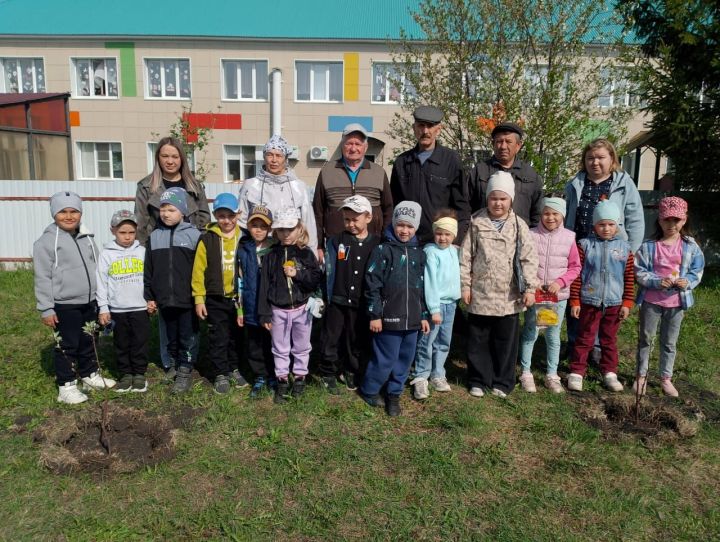«Зелёный флаг» в действии: в Дрожжановском районе РТ дети и ветераны вышли на очистку пруда