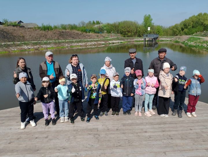 «Зелёный флаг» в действии: в Дрожжановском районе РТ дети и ветераны вышли на очистку пруда