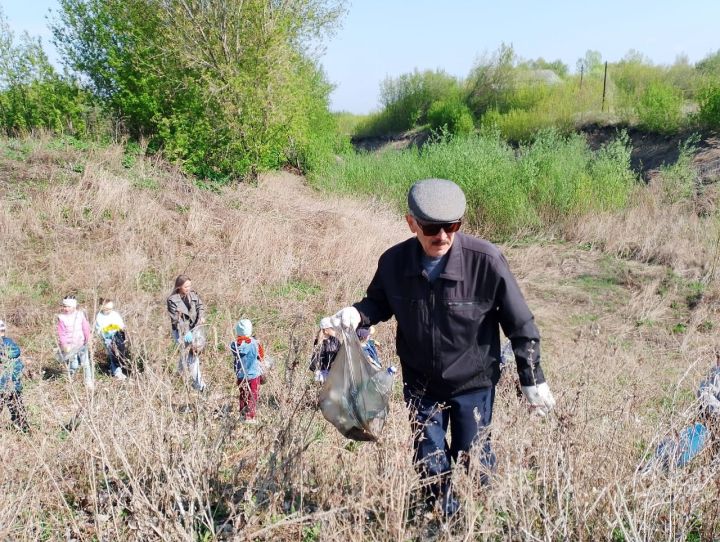 «Зелёный флаг» в действии: в Дрожжановском районе РТ дети и ветераны вышли на очистку пруда