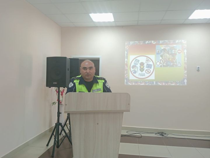 Автоинспекторы Дрожжановского района проводят уроки безопасности для школьников