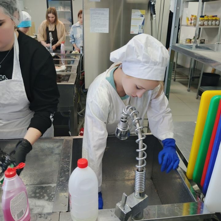 Первый шаг в кулинарии: 20 выпускников освоили профессию кухонного рабочего