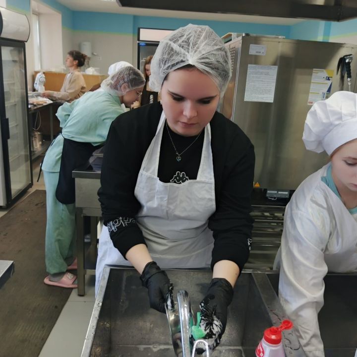 Первый шаг в кулинарии: 20 выпускников освоили профессию кухонного рабочего
