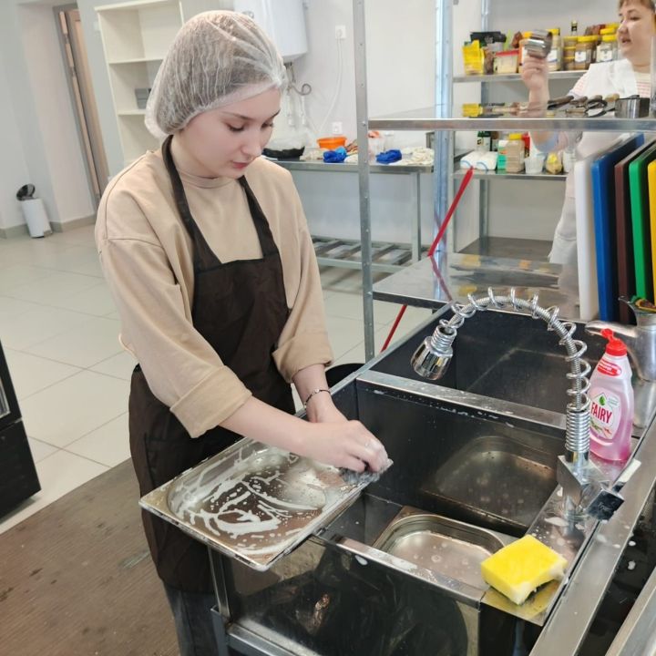 Первый шаг в кулинарии: 20 выпускников освоили профессию кухонного рабочего