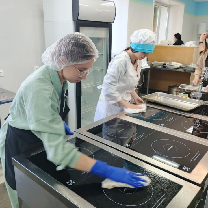 Первый шаг в кулинарии: 20 выпускников освоили профессию кухонного рабочего