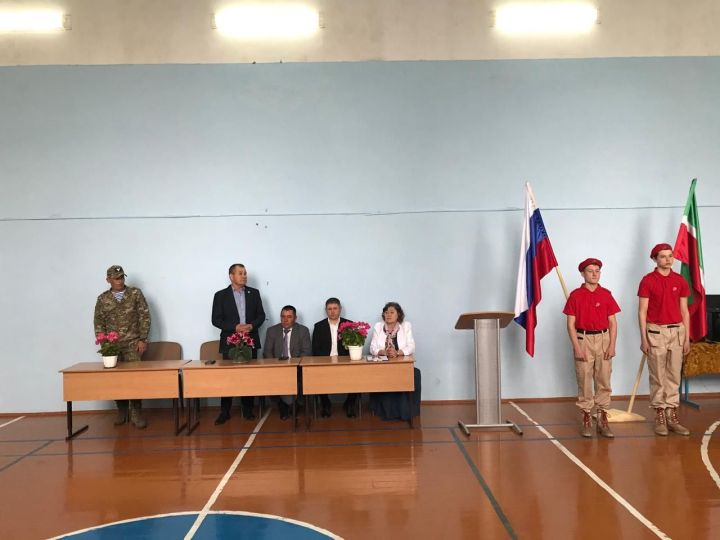 Выпускник-герой Дрожжановского района встретился со школьниками