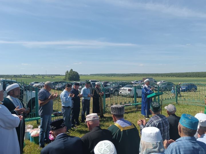 Паломники из разных регионов собрались у могилы святого в Дрожжановском районе
